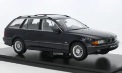 Triple 9 Collection BMW 5er (E39) Touring, dunkelblau, 1:18, Outlet