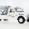 Greenlight Chevrolet C-30 Dually Wrecker, weiss, 1969, Jerry’s Towing Fall Guy Stuntman, 1:18, Outlet
