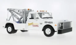 Greenlight Chevrolet C-30 Dually Wrecker, weiss, 1969, Jerry’s Towing Fall Guy Stuntman, 1:18, Outlet