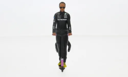 Cartrix Figur Hamilton skate scooter, 2021, 1:18, Discount