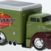 Maisto Ford Coe Box Truck, dunkeloliv/dunkelrot, 1950, 1:64, Hot
