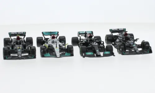 Bburago Mercedes 4er Set: Mercedes AMG Formula 1, Formel 1, Mercedes AMG Petronas Formula One Team, Petronas, 1:43, Best
