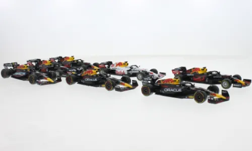 Bburago Red Bull 7er Set, Formel 1, 2023, Oracle Red Bull Racing, Red Bull, M.Verstappen, 1:43, Hot